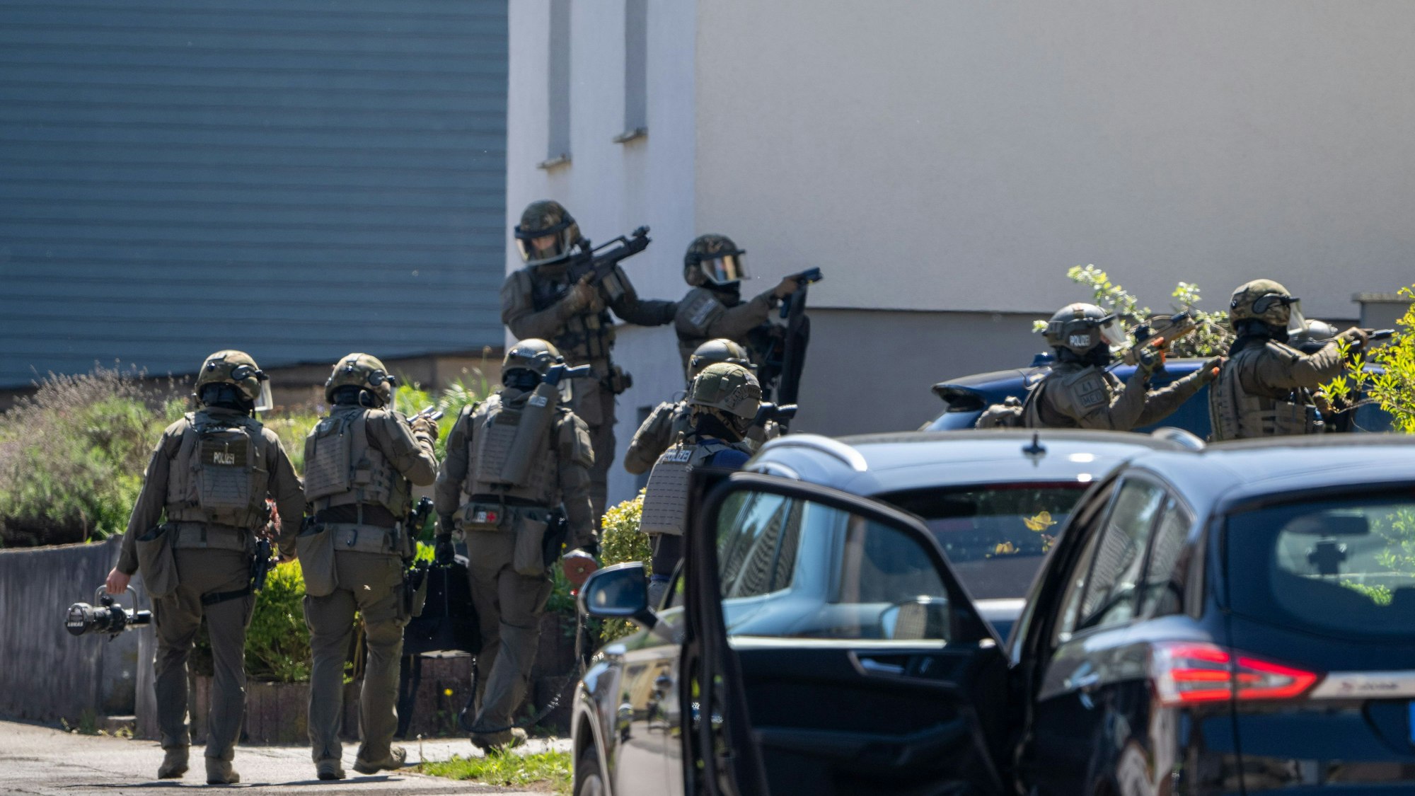 Das Bild zeigt einen Einsatz einer SEK-Einheit im April 2025 in Tawern, Rheinland-Pfalz. Foto: Harald Tittel/dpa