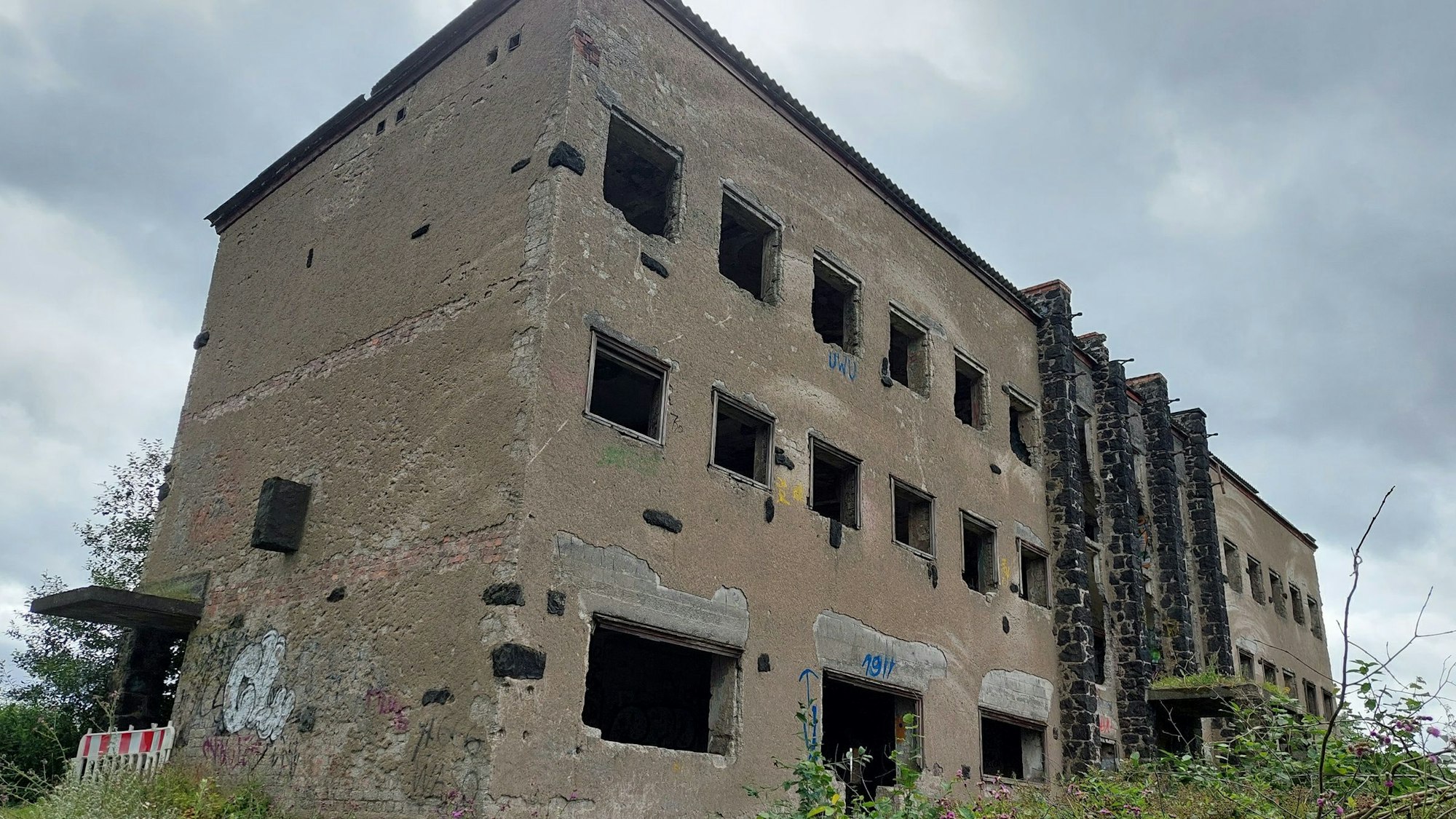 Bereits in den ersten Jahren des Leerstands wurde das Gebäude am Laacher See in der Eifel vollständig geplündert und ausgeräumt.
