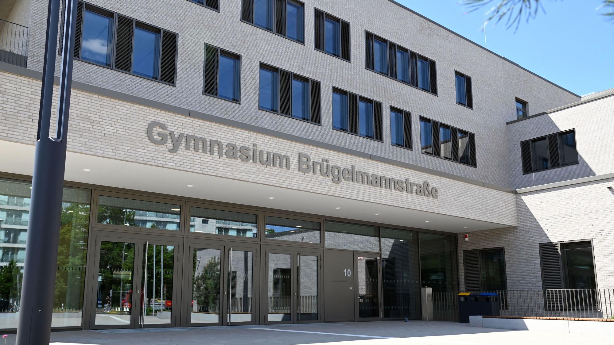 Der Haupteingang des Gebäudes Gymnasium Brügelmannstraße in Deutz