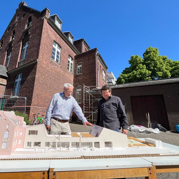 Menschen mit Baumodell