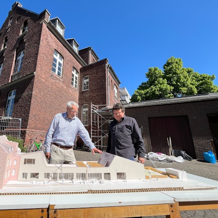 Menschen mit Baumodell