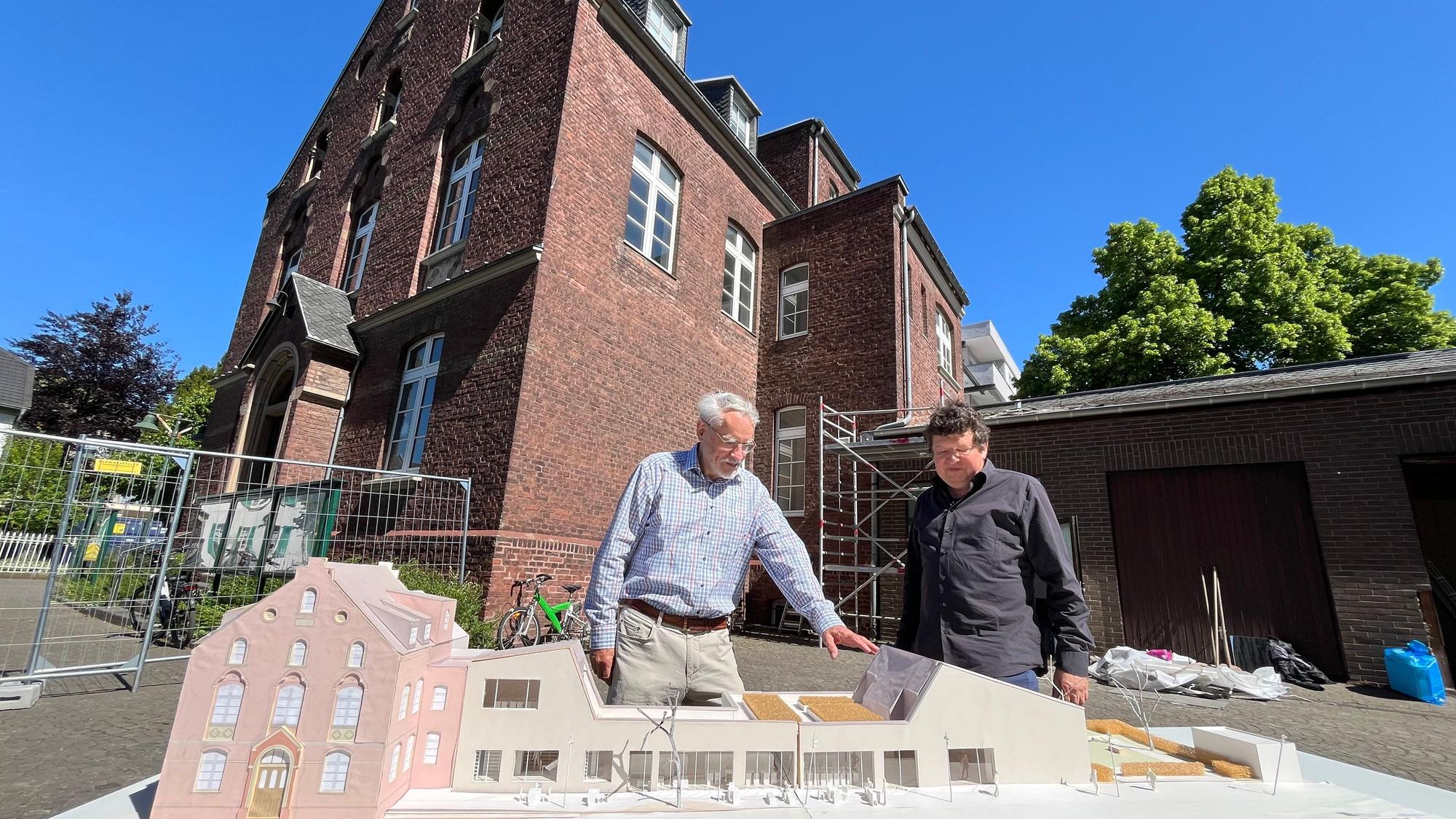 Menschen mit Baumodell