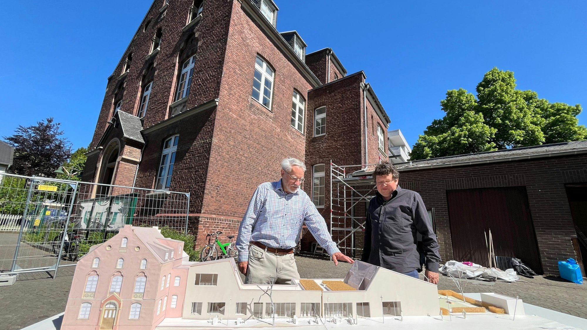 Menschen mit Baumodell