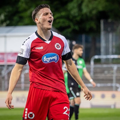 3. Liga: FC Viktoria Köln - Hannover 96 II, 11.05.2025 Jubel zum 2:0 durch Said El Mala FC Viktoria Köln, 22 Köln, 11.05.2025, 37. Spieltag der 3. Fußball-Liga, FC Viktoria Köln - Hannover 96 II im Sportpark Hoehenberg in Köln. Die DFL-Bestimmungen verbieten die Verwendung von Fotografien als Bildsequenzen und / oder Quasi-Videos. *** 3 Liga FC Viktoria Köln Hannover 96 II, 11 05 2025 Cheers to 2 0 by Said El Mala FC Viktoria Köln, 22 Köln, 11 05 2025, 37 Matchday of the 3 Soccer League, FC Viktoria Köln Hannover 96 II at Sportpark Hoehenberg in Cologne The DFL regulations prohibit the use of photographs as image sequences and or quasi videos Copyright: xBEAUTIFULxSPORTS/LeahxKohringx