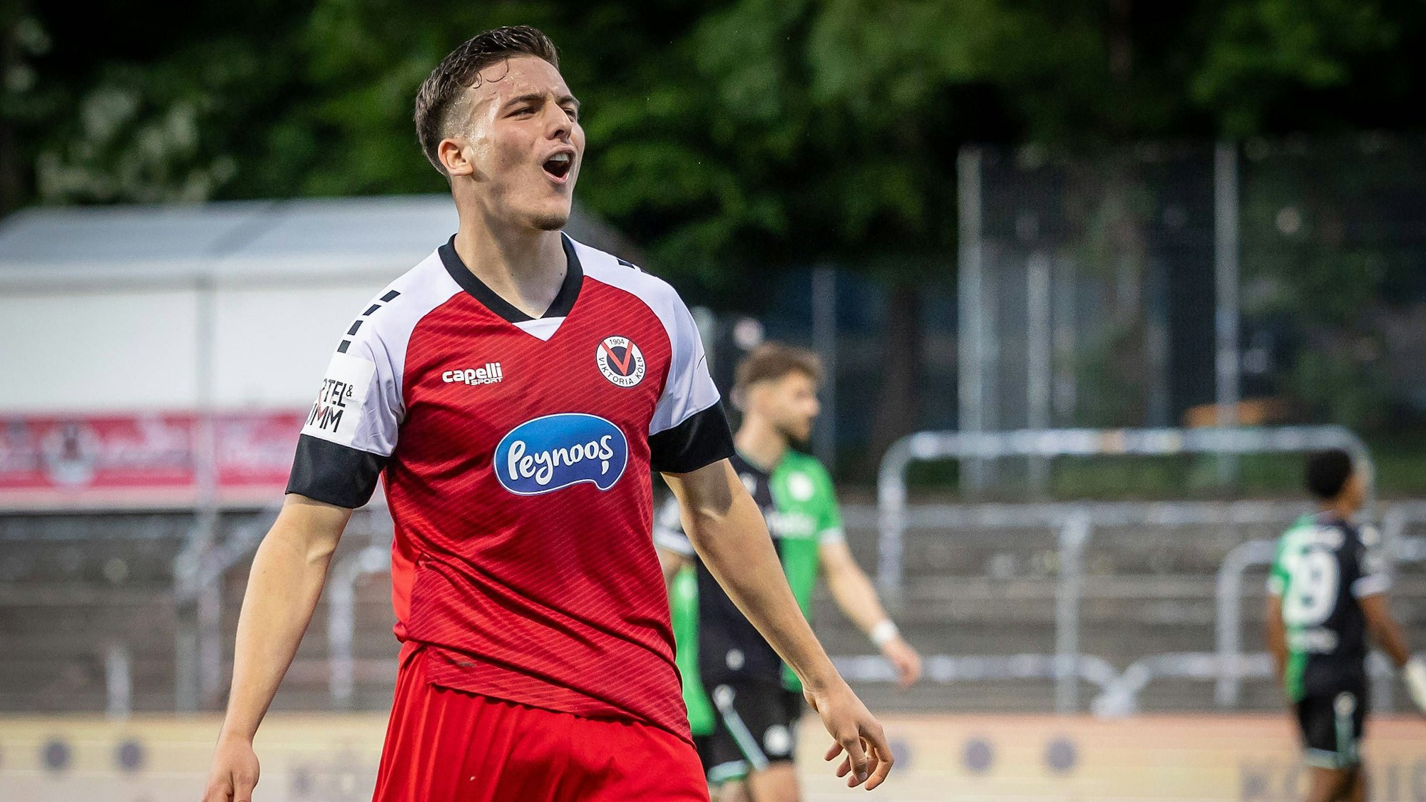 3. Liga: FC Viktoria Köln - Hannover 96 II, 11.05.2025 Jubel zum 2:0 durch Said El Mala FC Viktoria Köln, 22 Köln, 11.05.2025, 37. Spieltag der 3. Fußball-Liga, FC Viktoria Köln - Hannover 96 II im Sportpark Hoehenberg in Köln. Die DFL-Bestimmungen verbieten die Verwendung von Fotografien als Bildsequenzen und / oder Quasi-Videos. *** 3 Liga FC Viktoria Köln Hannover 96 II, 11 05 2025 Cheers to 2 0 by Said El Mala FC Viktoria Köln, 22 Köln, 11 05 2025, 37 Matchday of the 3 Soccer League, FC Viktoria Köln Hannover 96 II at Sportpark Hoehenberg in Cologne The DFL regulations prohibit the use of photographs as image sequences and or quasi videos Copyright: xBEAUTIFULxSPORTS/LeahxKohringx