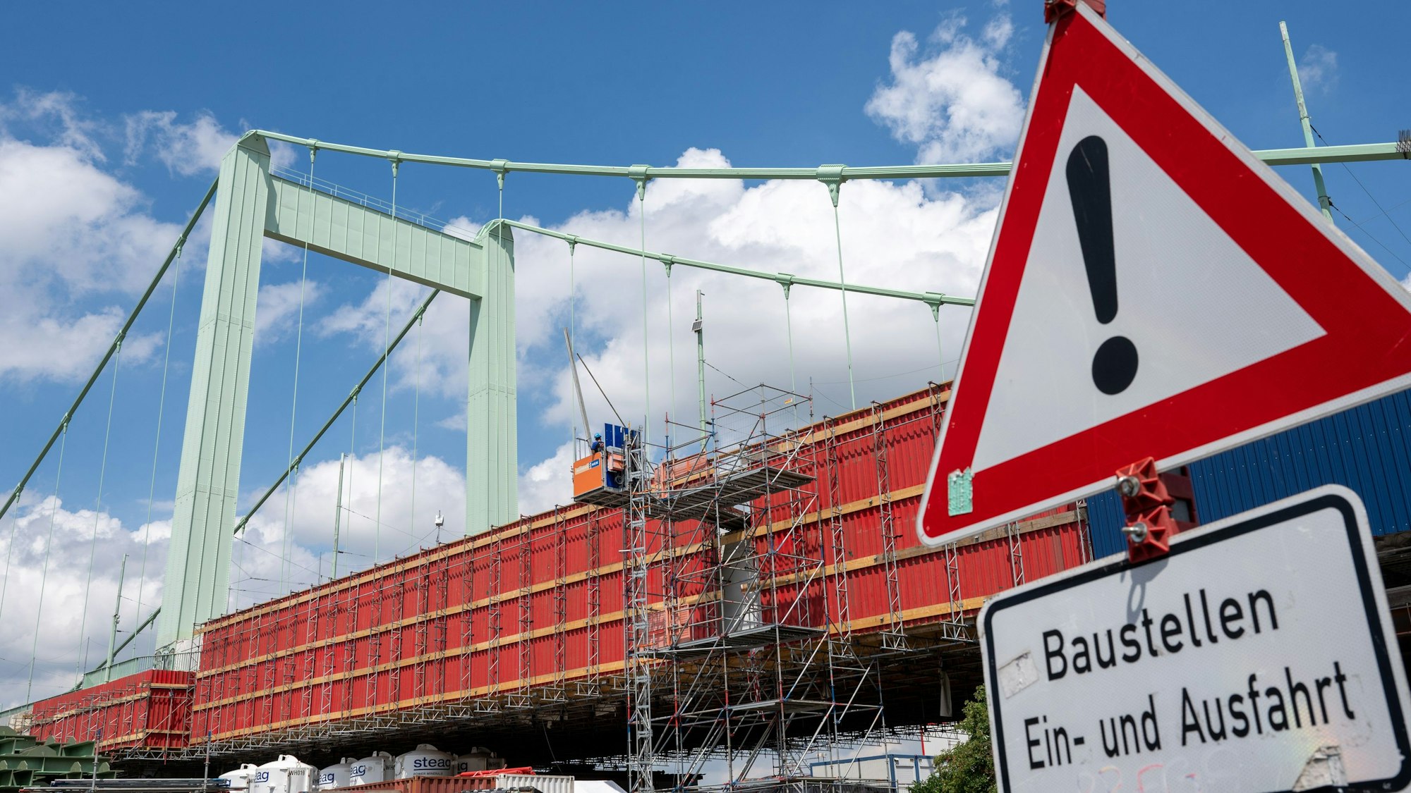 Baustellenschild vor der Mülheimer Brücke in Köln. Die Brücke wird saniert.