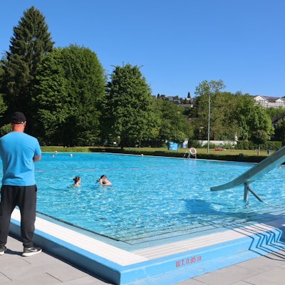 Ein Bademeister am Beckenrand.
