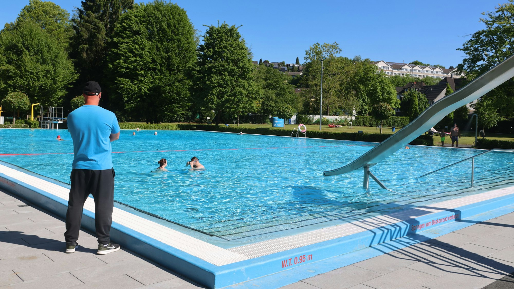 Ein Bademeister am Beckenrand.