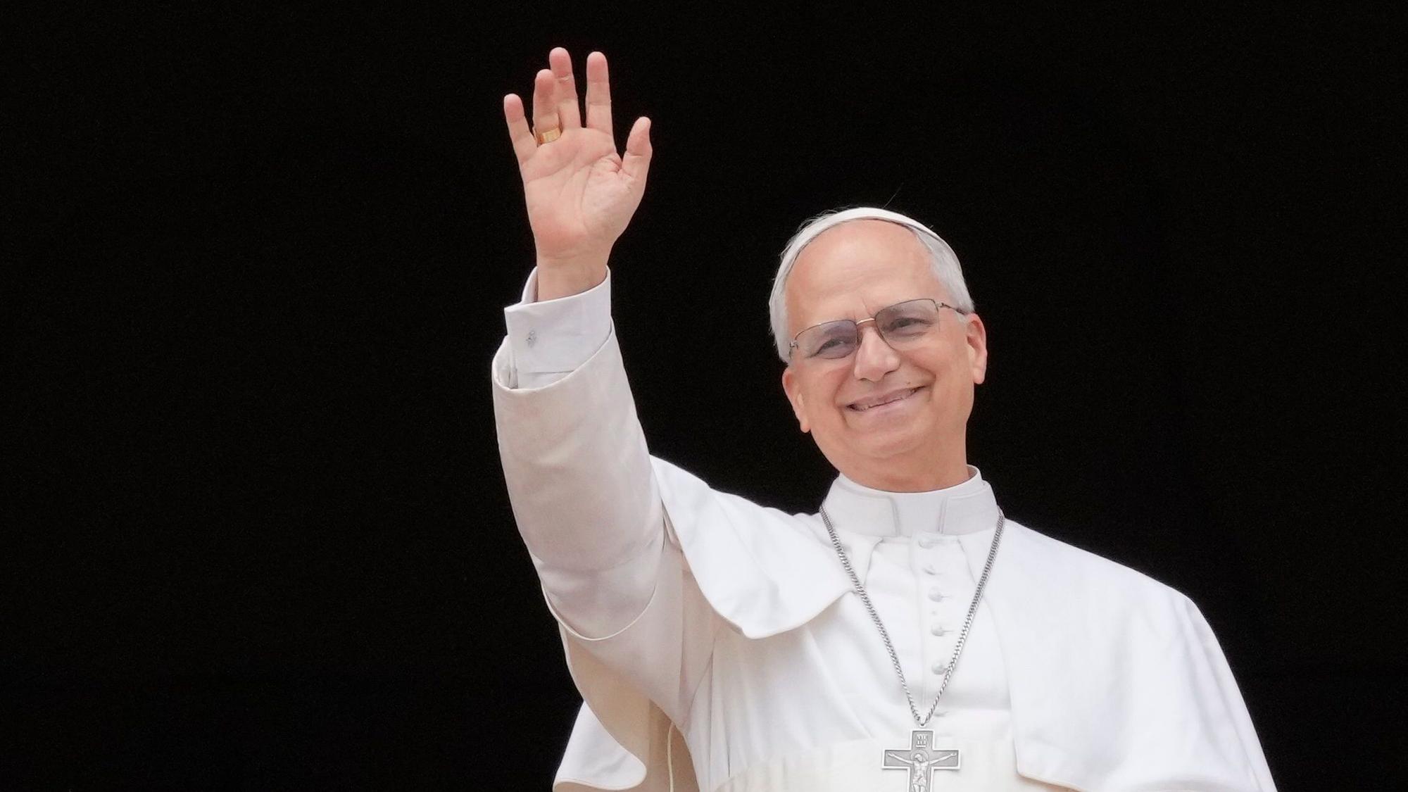 11.05.2025, Vatikan, Vatikanstadt: Papst Leo XIV. winkt auf dem Mittelbalkon des Petersdoms. Nach seiner Wahl zum neuen Oberhaupt der katholischen Kirche tritt der neue Papst Leo XIV. an diesem Sonntag auf dem Petersplatz an die Öffentlichkeit. Vom Balkon des Petersdoms aus wird der erste Pontifex aus den USA, der bisherige Kardinal Robert Francis Prevost, das sonntägliche Mittagsgebet Regina Coeli sprechen. Foto: Gregorio Borgia/AP/dpa +++ dpa-Bildfunk +++