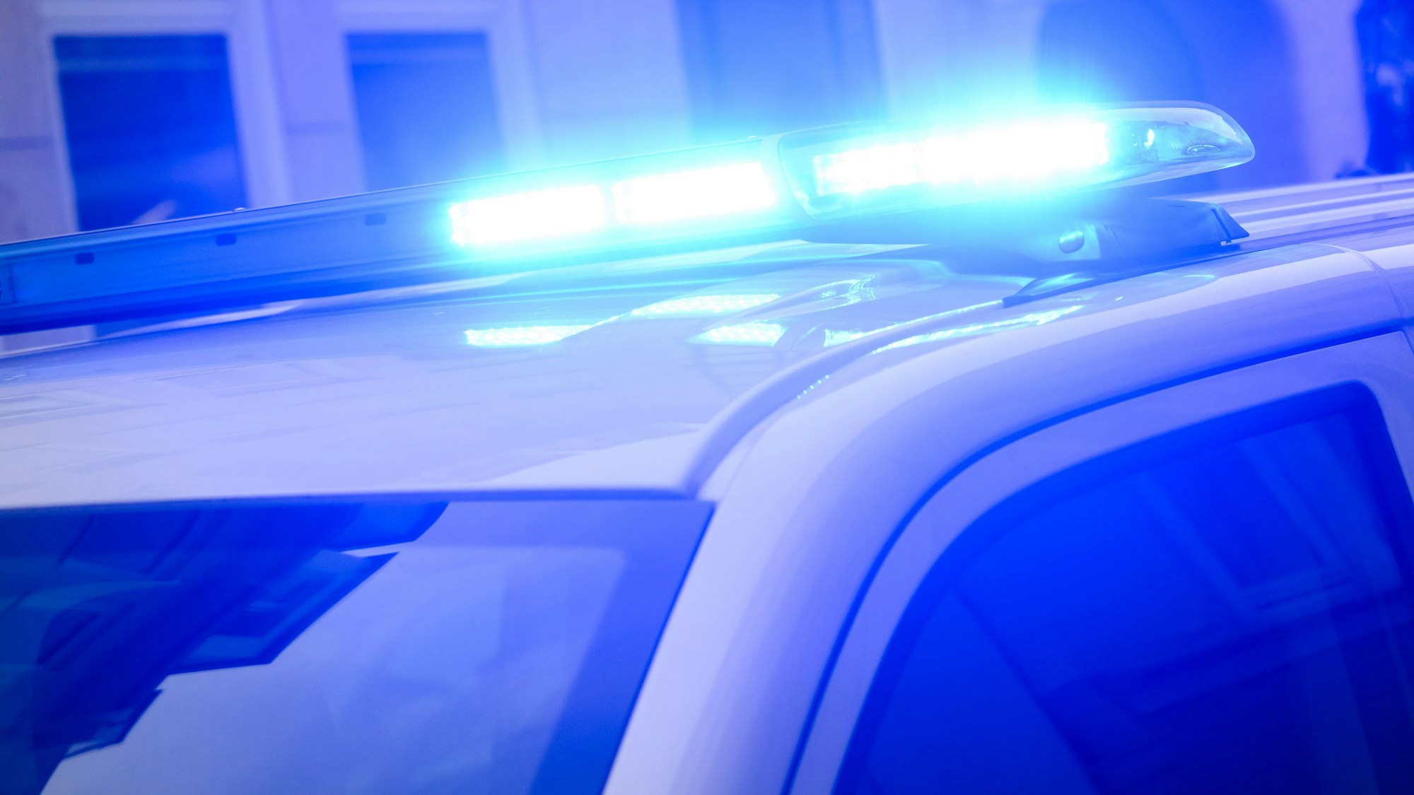 ARCHIV - 28.01.2025, Niedersachsen, Hannover: Ein Blaulicht leuchtet auf einem Einsatzfahrzeug der Polizei. (zu dpa: «Angriff auf Hundehalterin - Tatverdächtiger in Psychiatrie») Foto: Julian Stratenschulte/dpa +++ dpa-Bildfunk +++