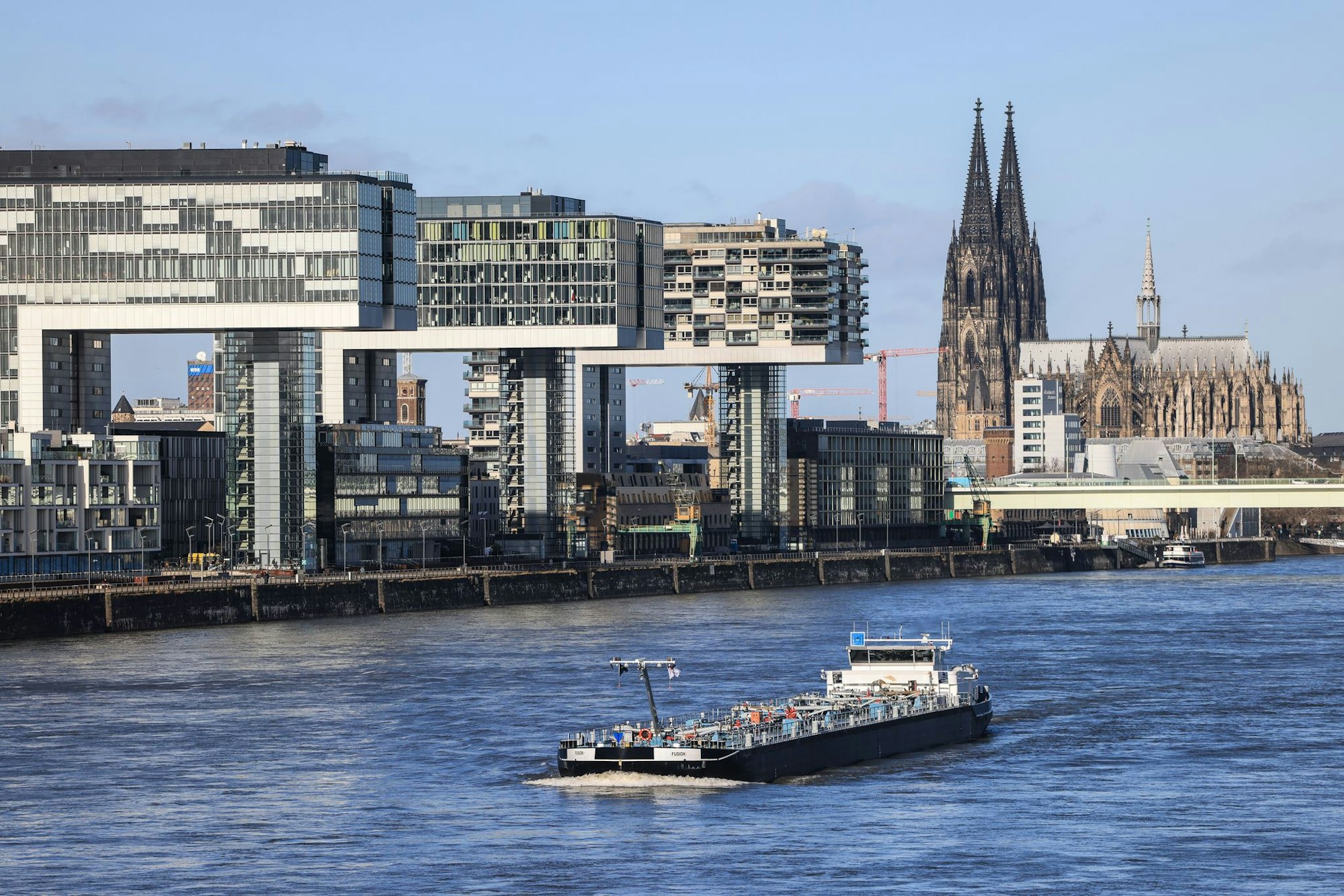 Im Rhein ist ein Toter gefunden worden - es handelt sich um einen am 1. Mai vermissten Schwimmer. (Symbolbild)
