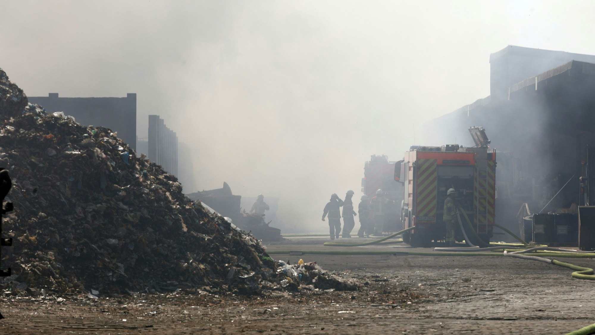 Das Bild zeigt ein Feuer auf einem Schrottplatz in Humboldt-Gremberg. Foto: Arton Krasniqi