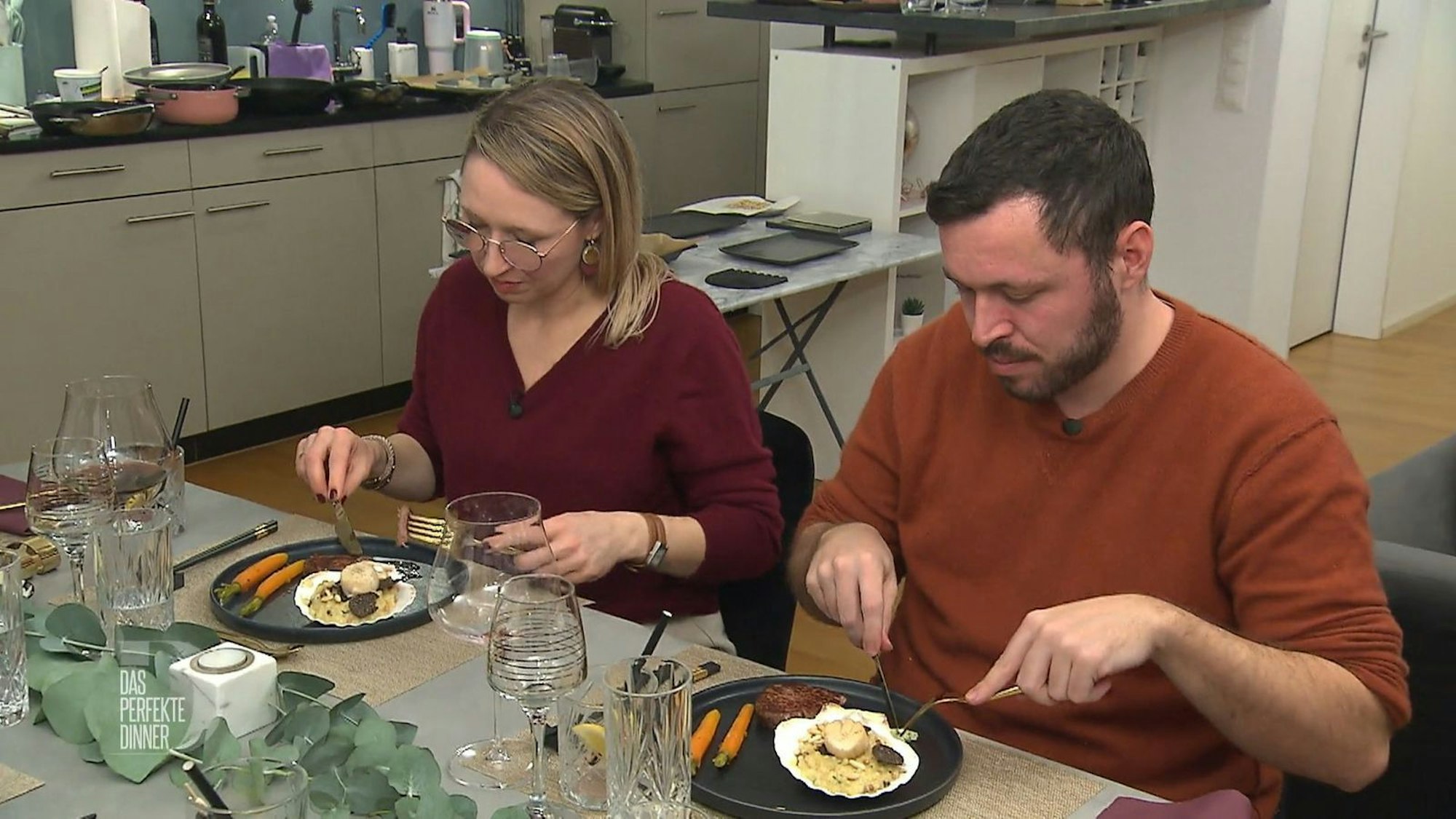 Anja und Cédric essen heute zum ersten Mal Bison.
(Bild: RTL)