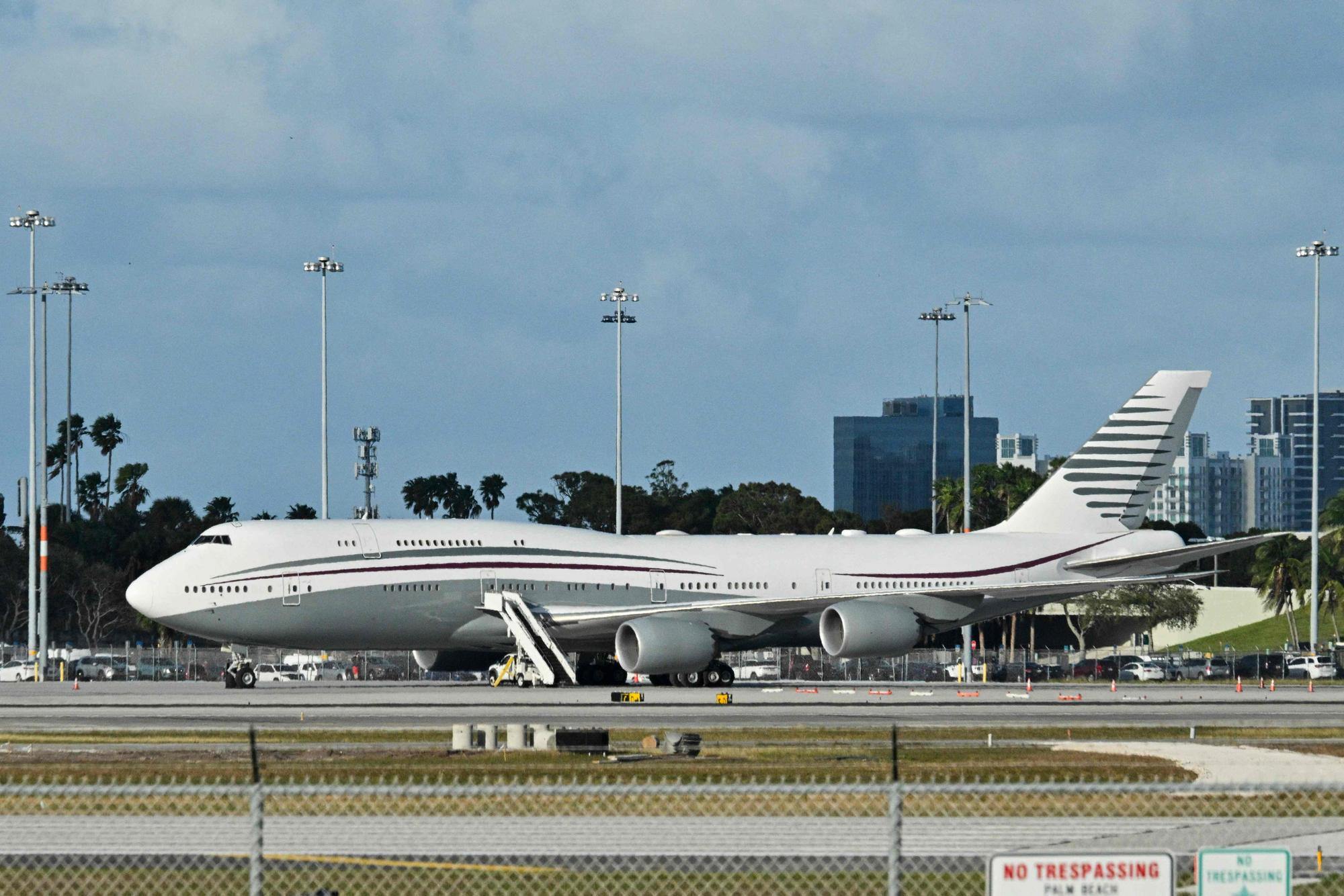 Auf dem Flughafen von Palm Beach schaute sich Donald Trump den Jumbojet aus Katar bereits an.