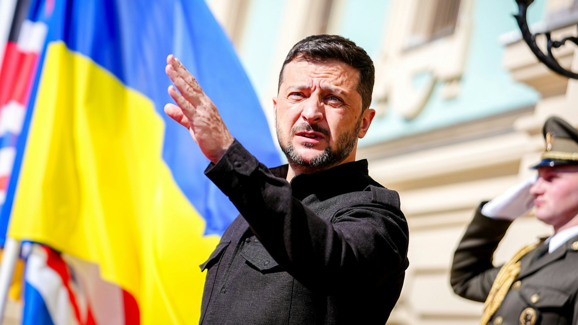 Wolodymyr Selenskyj, Präsident der Ukraine, wartet am Samstag in Kyjiw vor dem Marienpalast auf die Gäste.