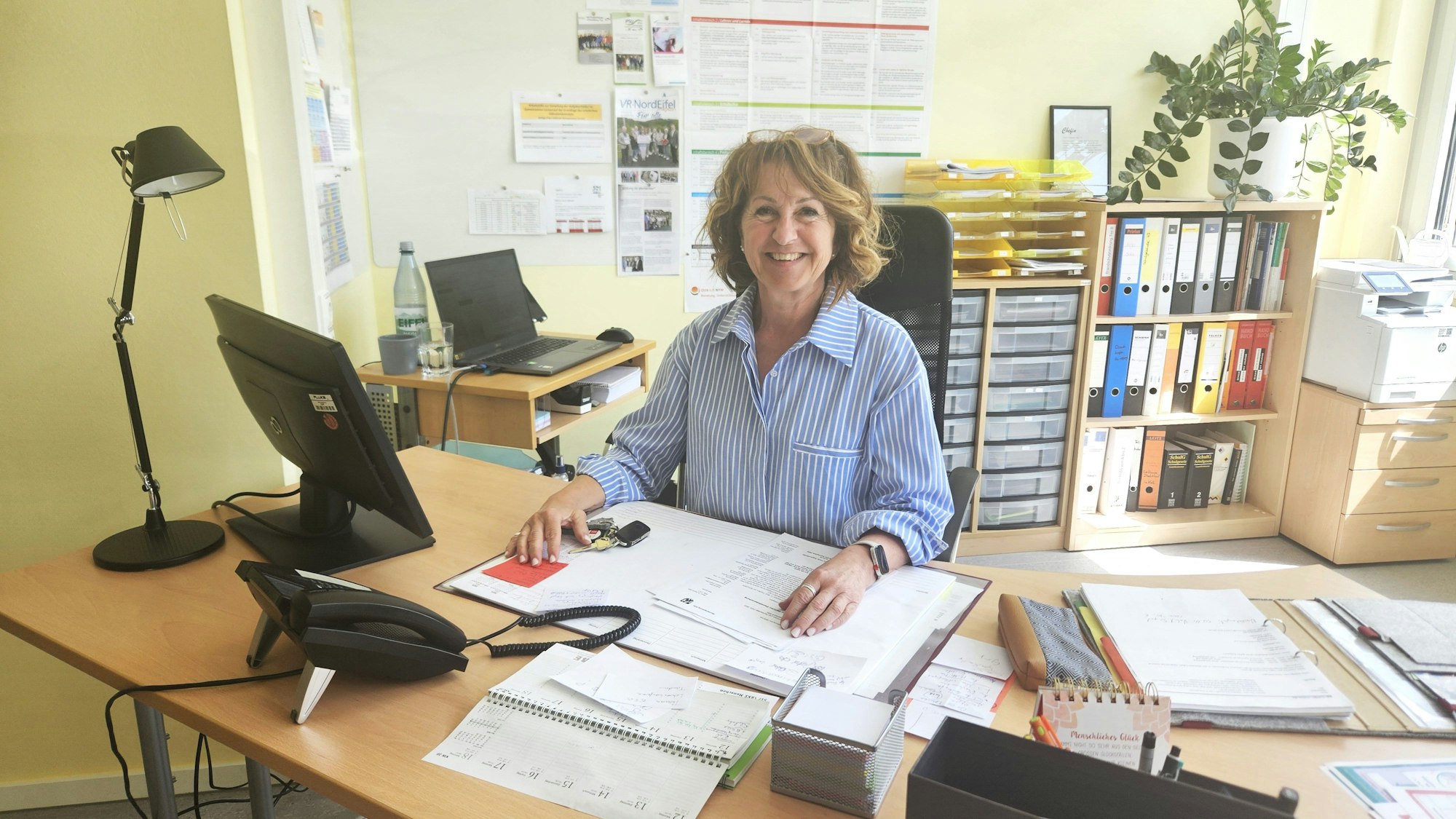 Schulleiterin Marianne Rütt sitzt an ihrem Schreibtisch.