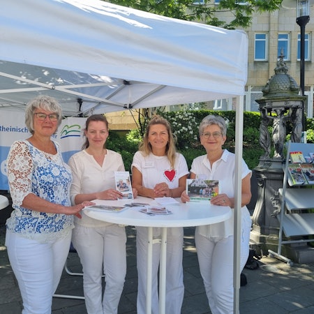 Ute Scharf, Susanne Jahn, Sara Krohn und Cosima Mai am „Tag der Pflege“ in Burscheid.