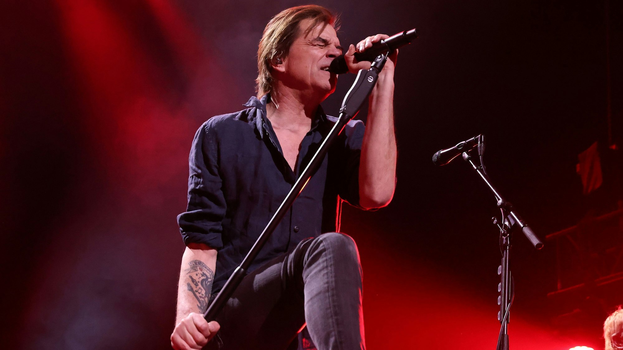 ARCHIV - 24.02.2023, Nordrhein-Westfalen, Düsseldorf: Im PSD Bank Dome in Düsseldorf singt Toten Hosen Frontman Campino bei einem Benefizkonzert. (zu dpa: «Tote Hosen kündigen Tour in Deutschland 2026 an») Foto: David Young/dpa +++ dpa-Bildfunk +++