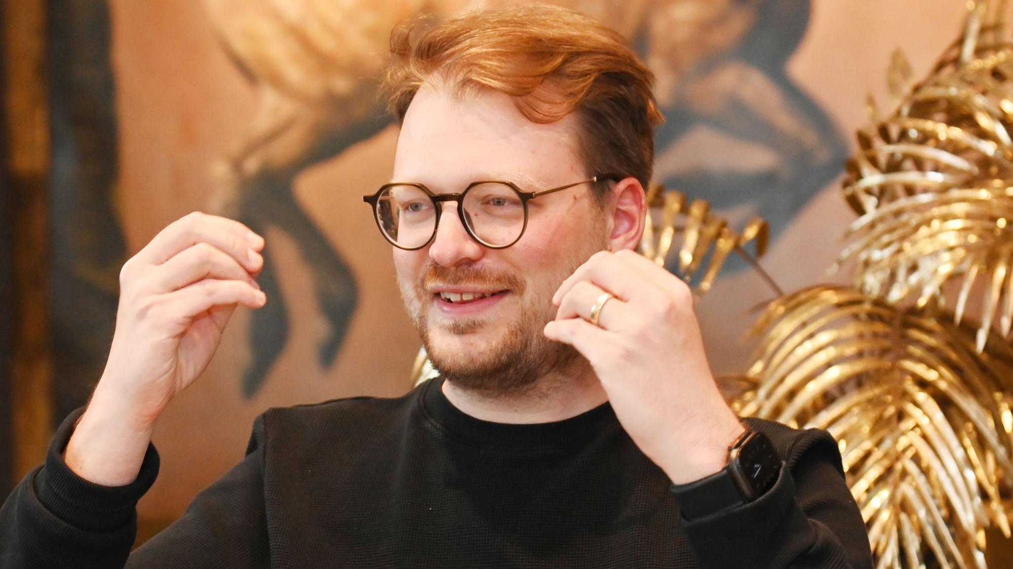 29.04.2025 Köln. Interview mit Maxi Gstettenbauer zu seinem neuen Buch. Der Comedian leidet unter Depressionen und Panikattacken. Foto: Alexander Schwaiger