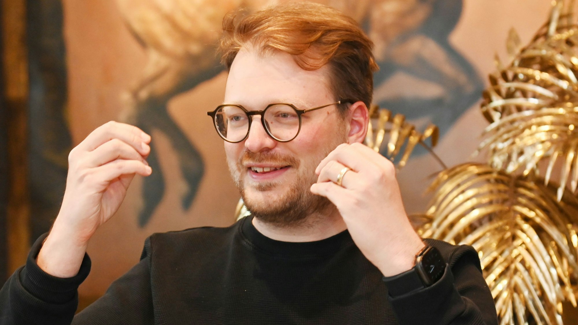 29.04.2025 Köln. Interview mit Maxi Gstettenbauer zu seinem neuen Buch. Der Comedian leidet unter Depressionen und Panikattacken. Foto: Alexander Schwaiger