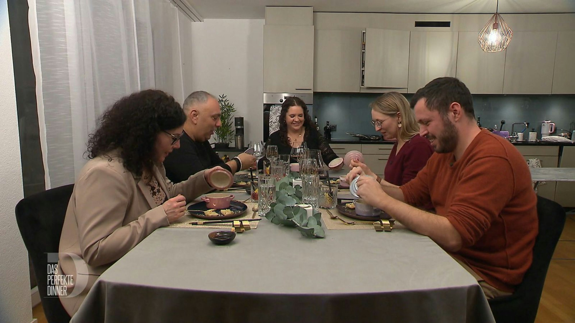 Unter dem Deckel sorgt die Parmesan-Crème-brûlée für ein großes „Ahhh“.
(Bild: RTL)