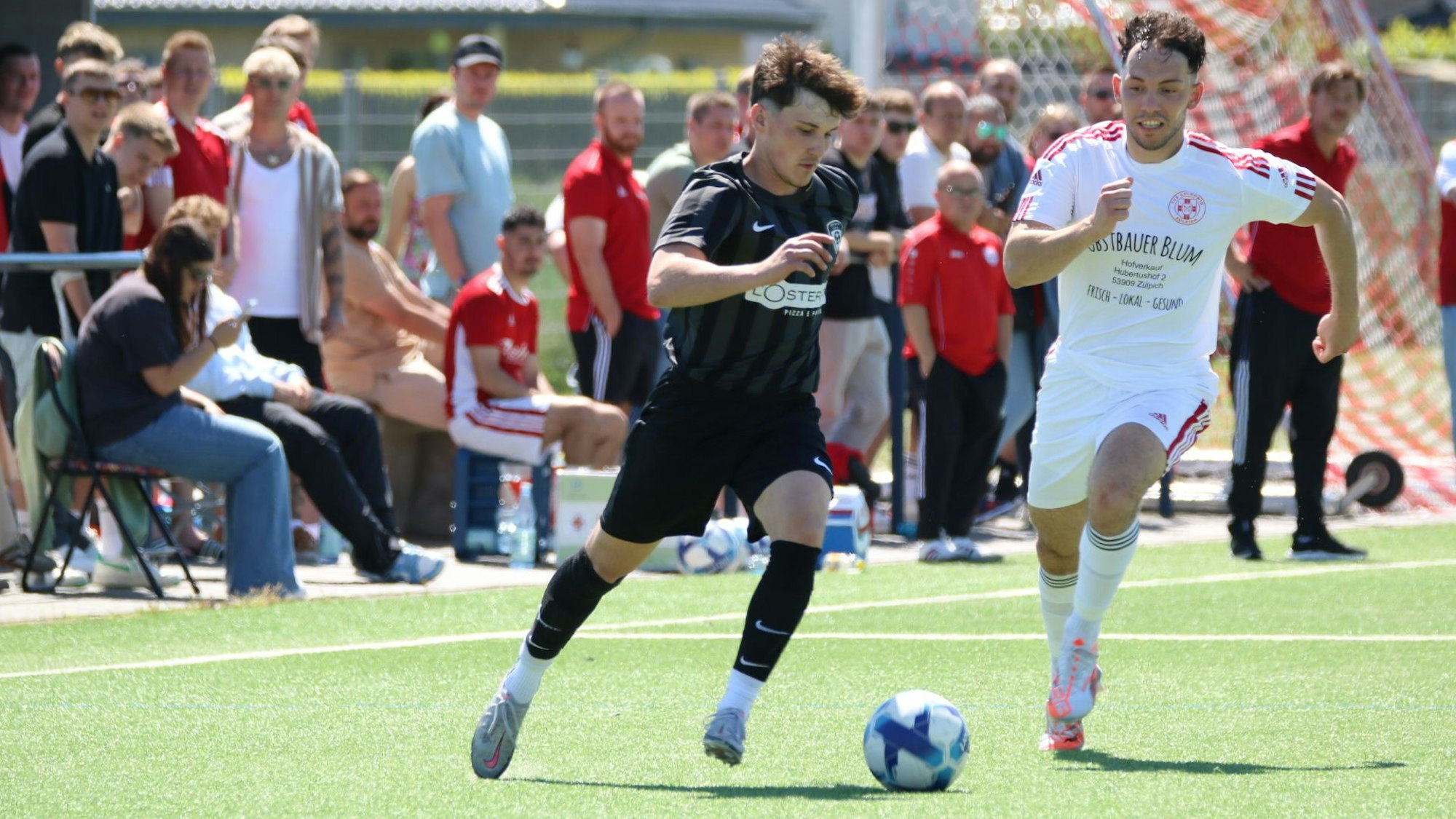 Nicolas Woywod im Laufduell mit einem Zülpicher Gegenspieler.