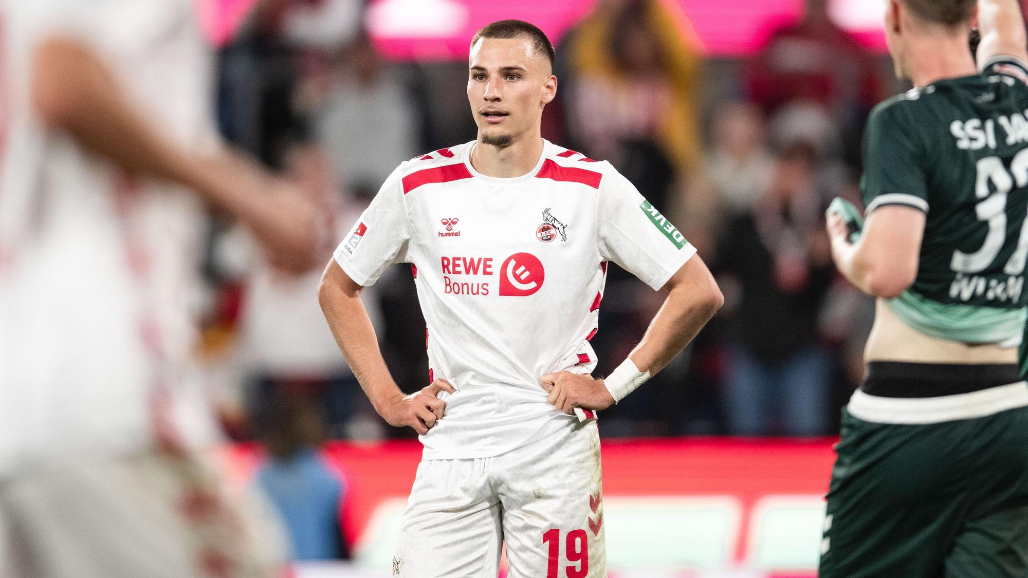 ARCHIV - 03.05.2025, Nordrhein-Westfalen, Köln: Fußball: 2. Bundesliga, 1. FC Köln - Jahn Regensburg, 32. Spieltag, RheinEnergieStadion. Kölns Tim Lemperle reagiert während der Partie. (zu dpa: «Gesichtsverletzung nach Streit: Kölns Lemperle droht Ausfall») Foto: Marius Becker/dpa +++ dpa-Bildfunk +++