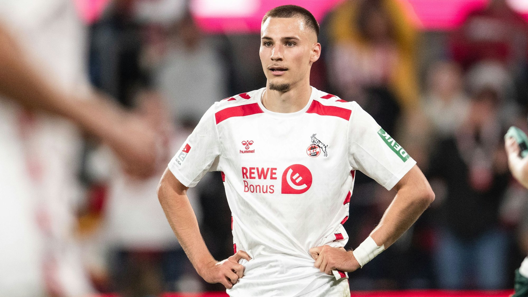 ARCHIV - 03.05.2025, Nordrhein-Westfalen, Köln: Fußball: 2. Bundesliga, 1. FC Köln - Jahn Regensburg, 32. Spieltag, RheinEnergieStadion. Kölns Tim Lemperle reagiert während der Partie. (zu dpa: «Gesichtsverletzung nach Streit: Kölns Lemperle droht Ausfall») Foto: Marius Becker/dpa +++ dpa-Bildfunk +++