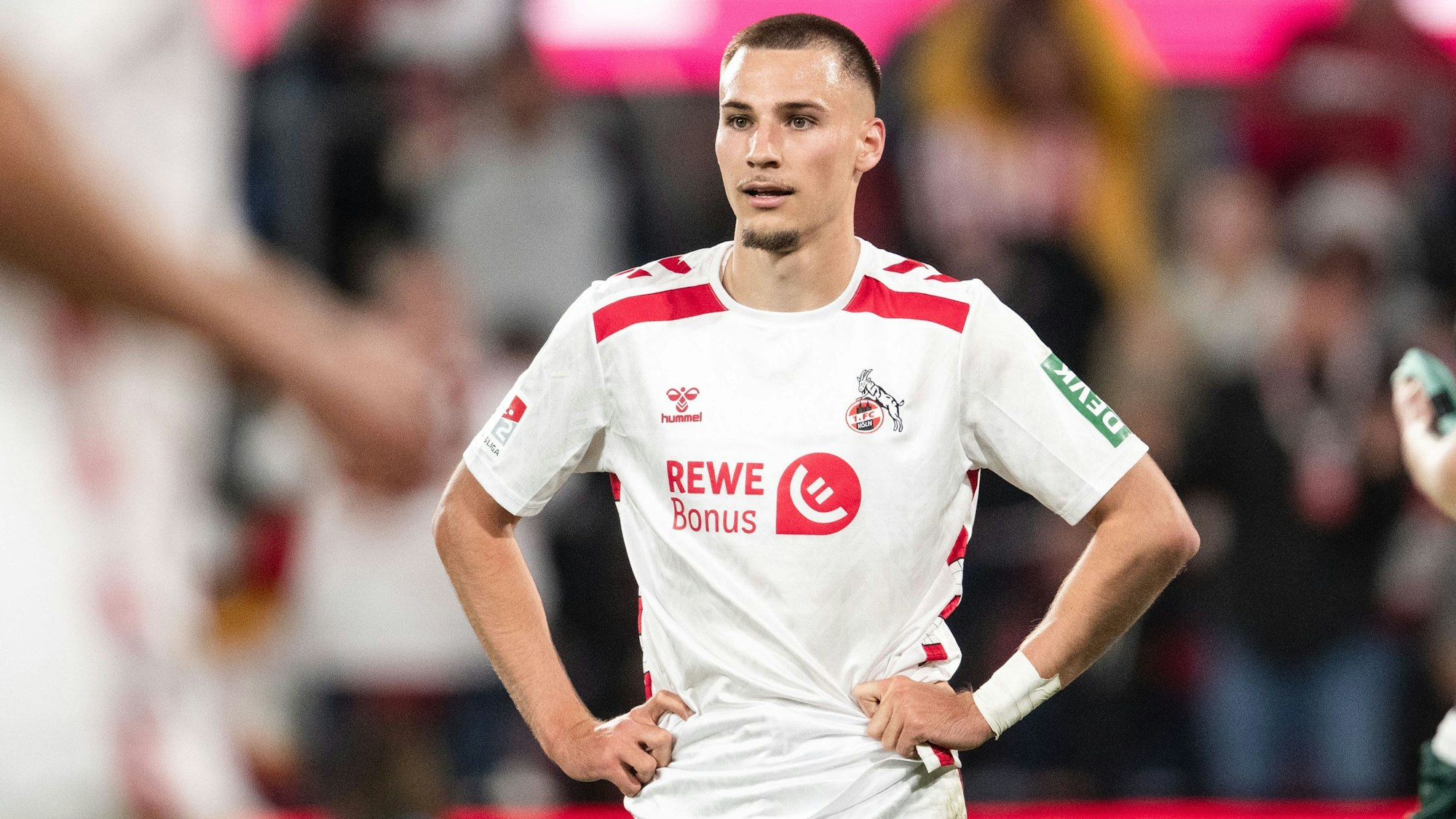 ARCHIV - 03.05.2025, Nordrhein-Westfalen, Köln: Fußball: 2. Bundesliga, 1. FC Köln - Jahn Regensburg, 32. Spieltag, RheinEnergieStadion. Kölns Tim Lemperle reagiert während der Partie. (zu dpa: «Gesichtsverletzung nach Streit: Kölns Lemperle droht Ausfall») Foto: Marius Becker/dpa +++ dpa-Bildfunk +++