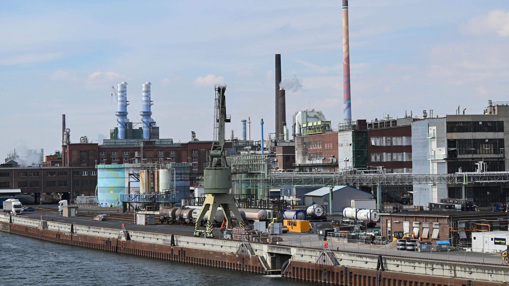 500 Mitarbeiterinnen und Mitarbeiter arbeiten für die Bayer AG in Frankfurt am Main.