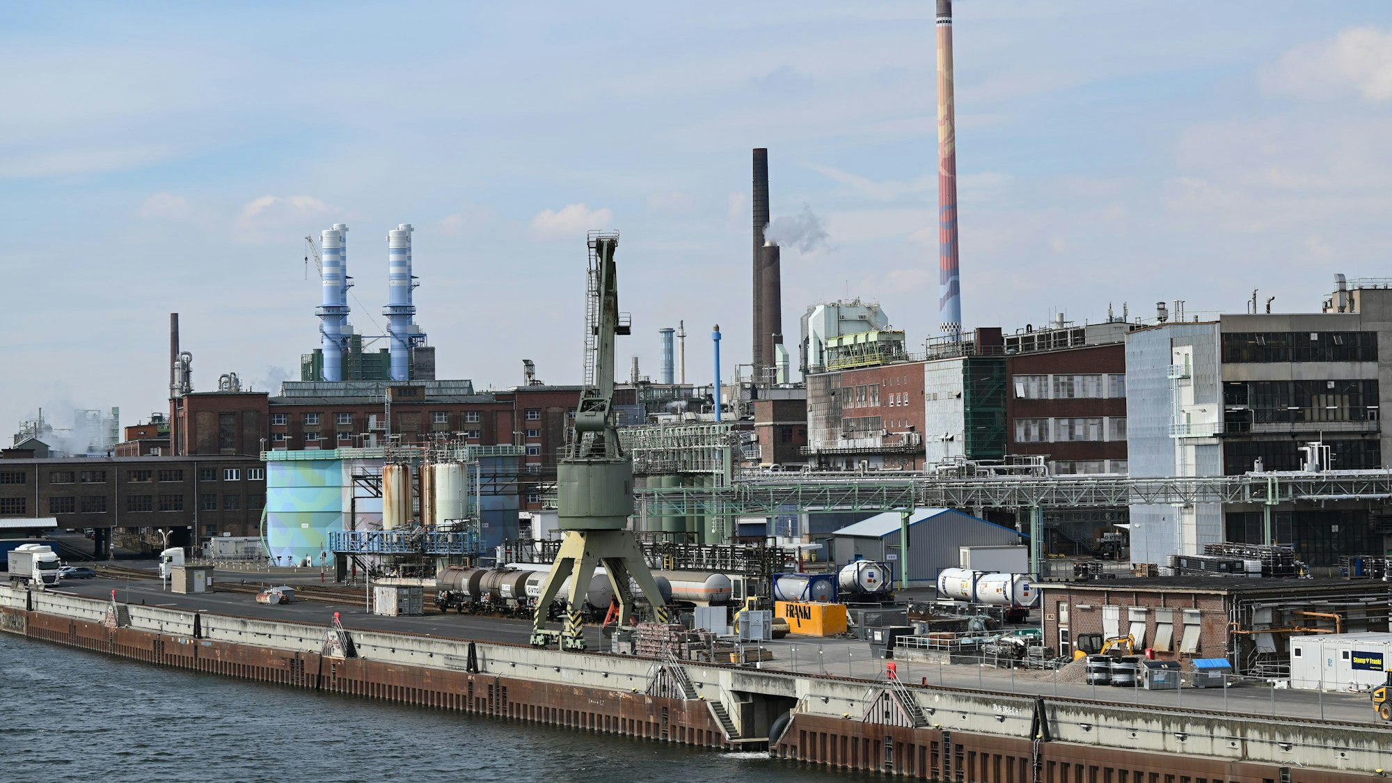 500 Mitarbeiterinnen und Mitarbeiter arbeiten für die Bayer AG in Frankfurt am Main.