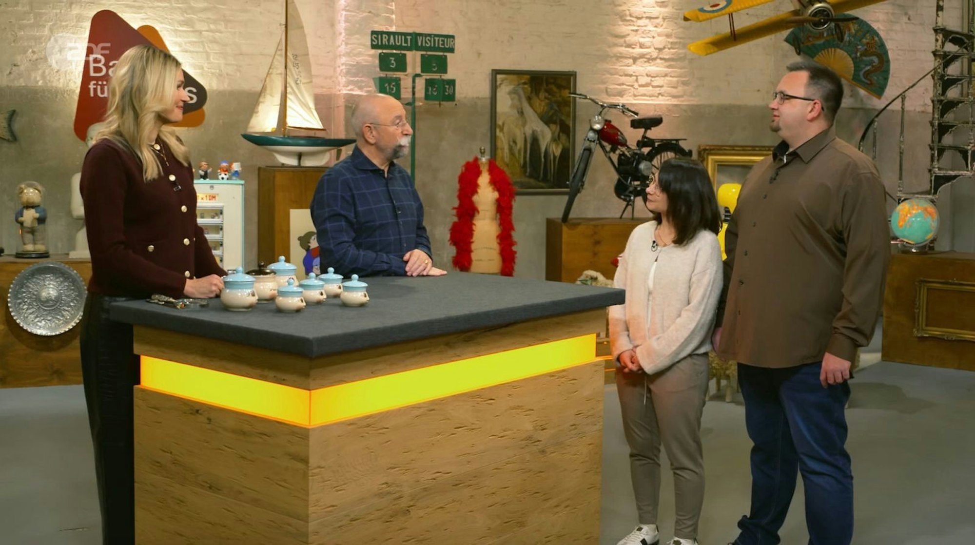 Verkäuferin Eva (Zweite von rechts) musste die Flohmarkt-Tassen „unbedingt kaufen“, denn sie fand sie „so putzig und süß“. (Bild: ZDF)