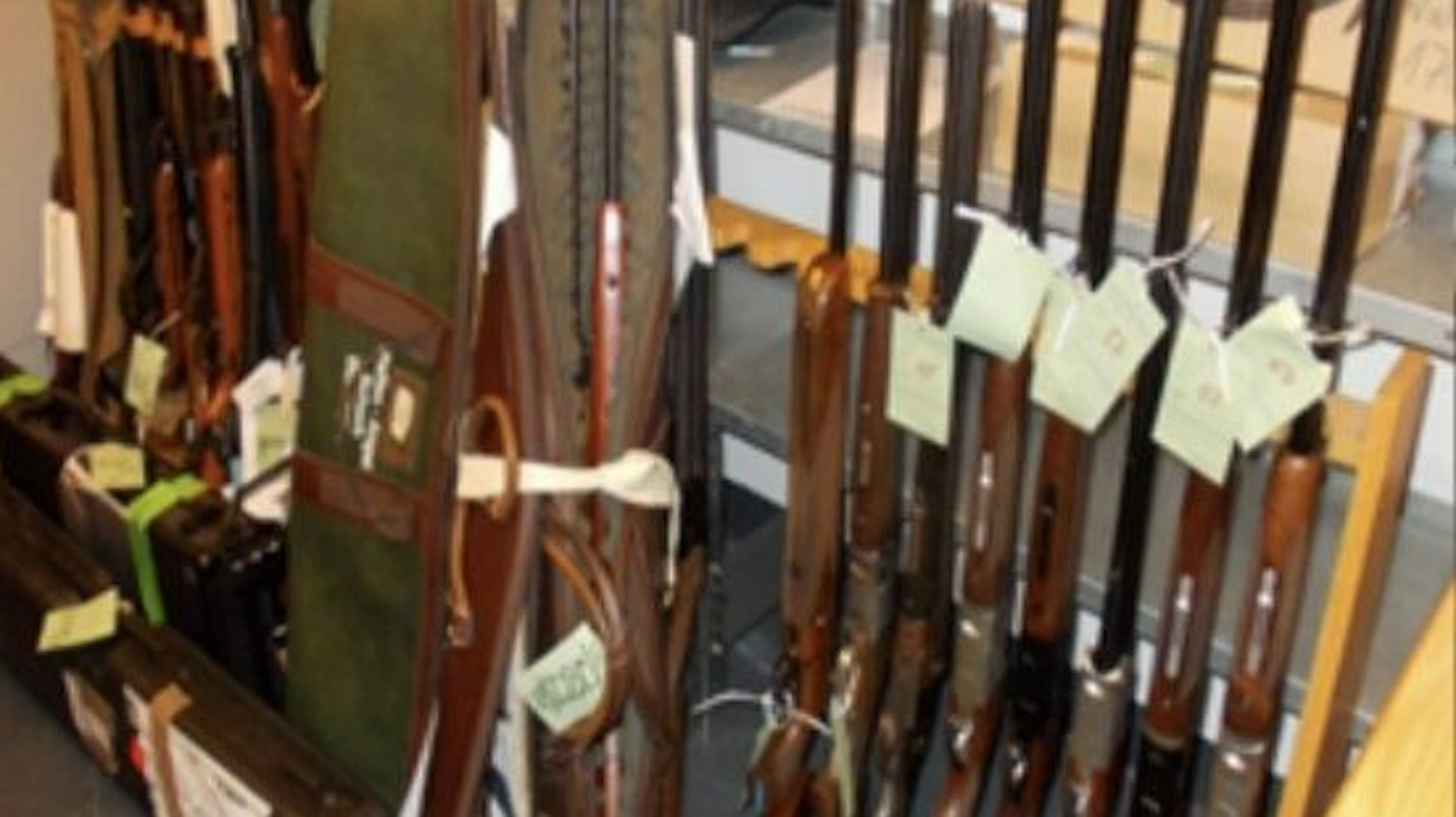 Gewehre sind in einem Waffenstand zu sehen.