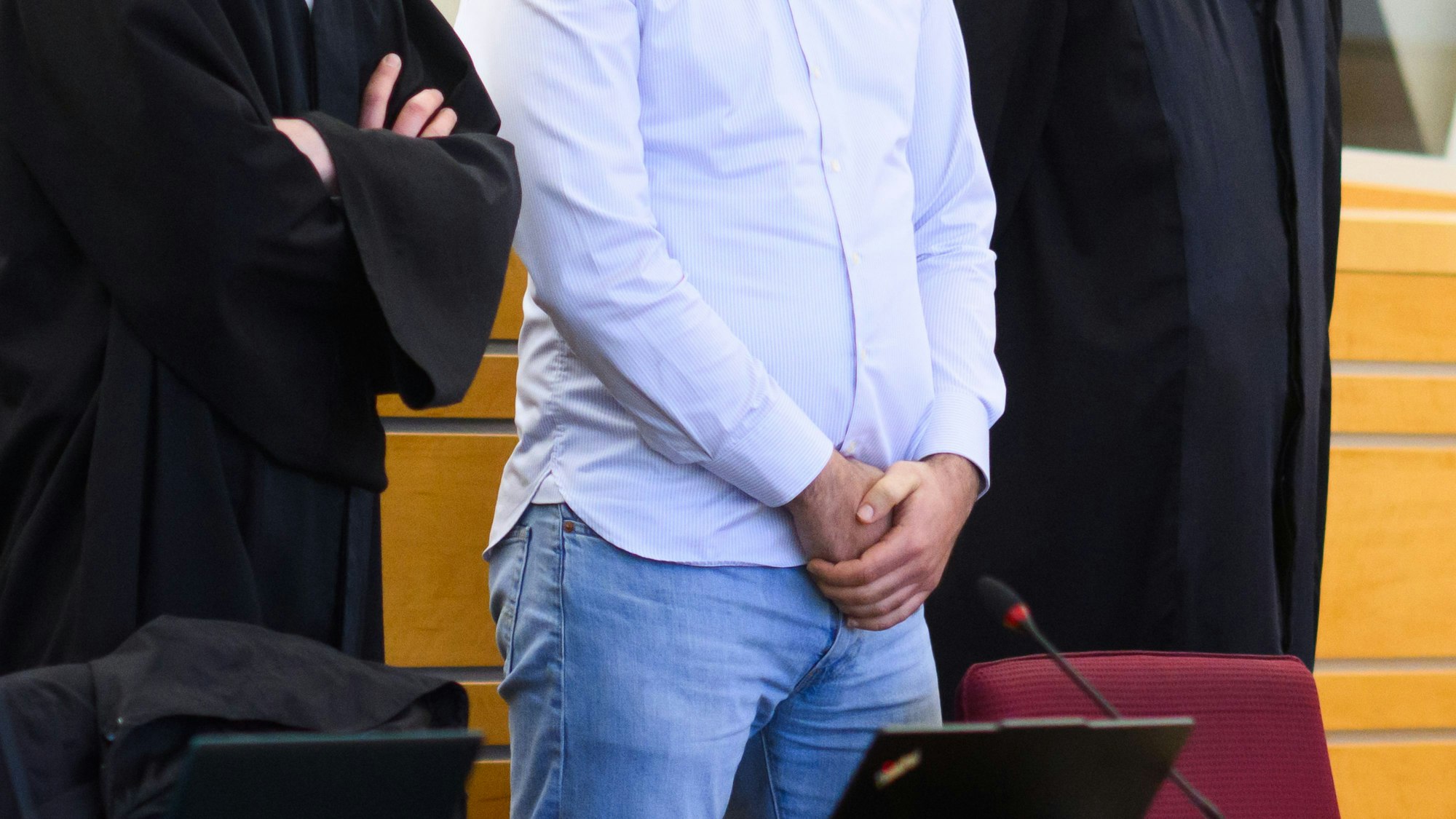 Der angeklagte Staatsanwalt kommt in den Gerichtssaal im Landgericht Hannover.