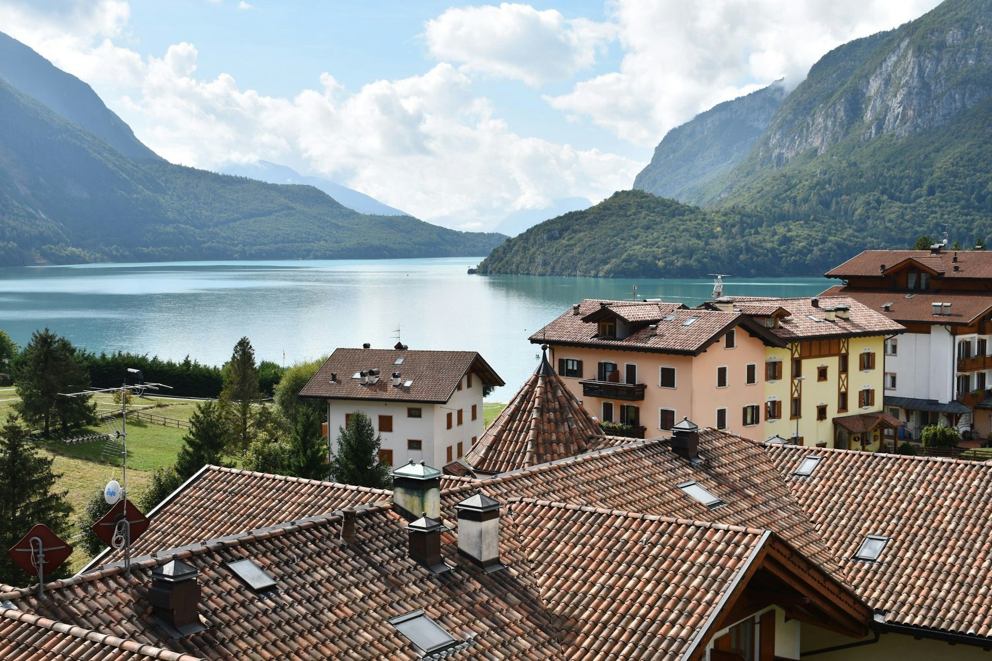 Der Lago di Molveno liegt auf über 800 Metern Höhe. Schon bei der Anfahrt sieht man sein smaragdgrünes Wasser schimmern.