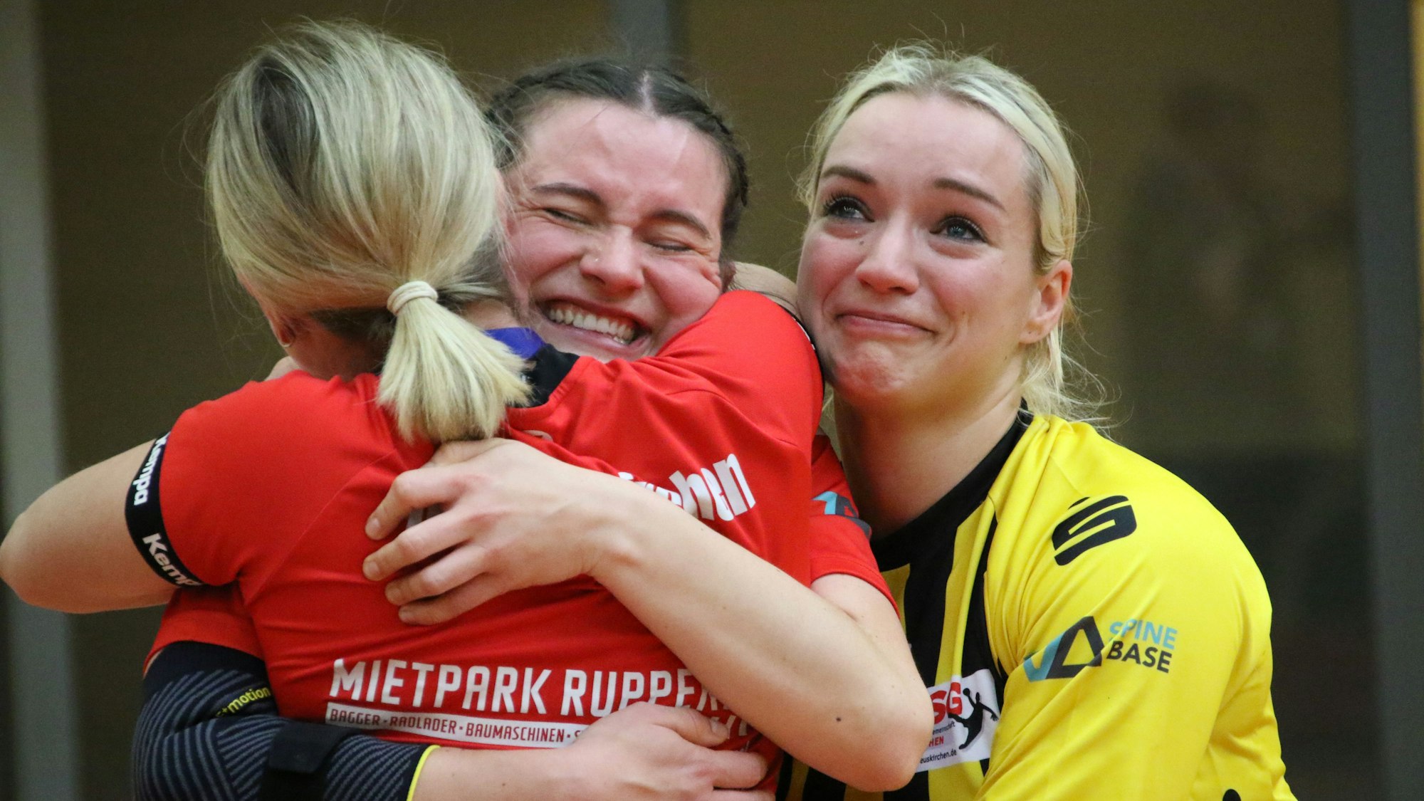 Die drei Torfrauen der HSG Euskirchen liegen sich weinend in den Armen.