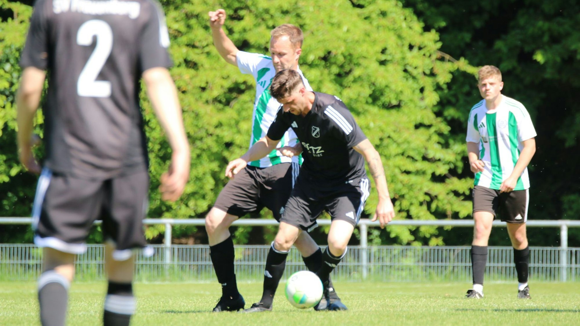 Ein Frauenberger Spieler behauptet den Ball, von hinten attackiert ihn ein Spieler des SV Schöneseiffen.