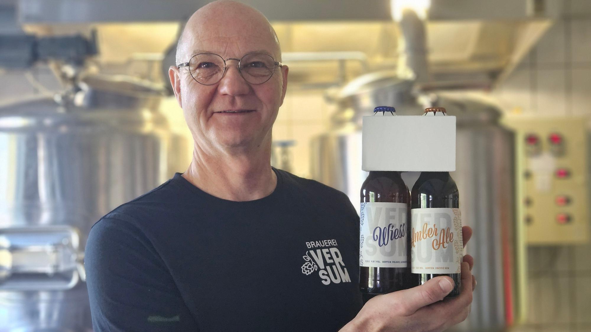 Peter Verse hält mehrere Bierflaschen in der Hand.