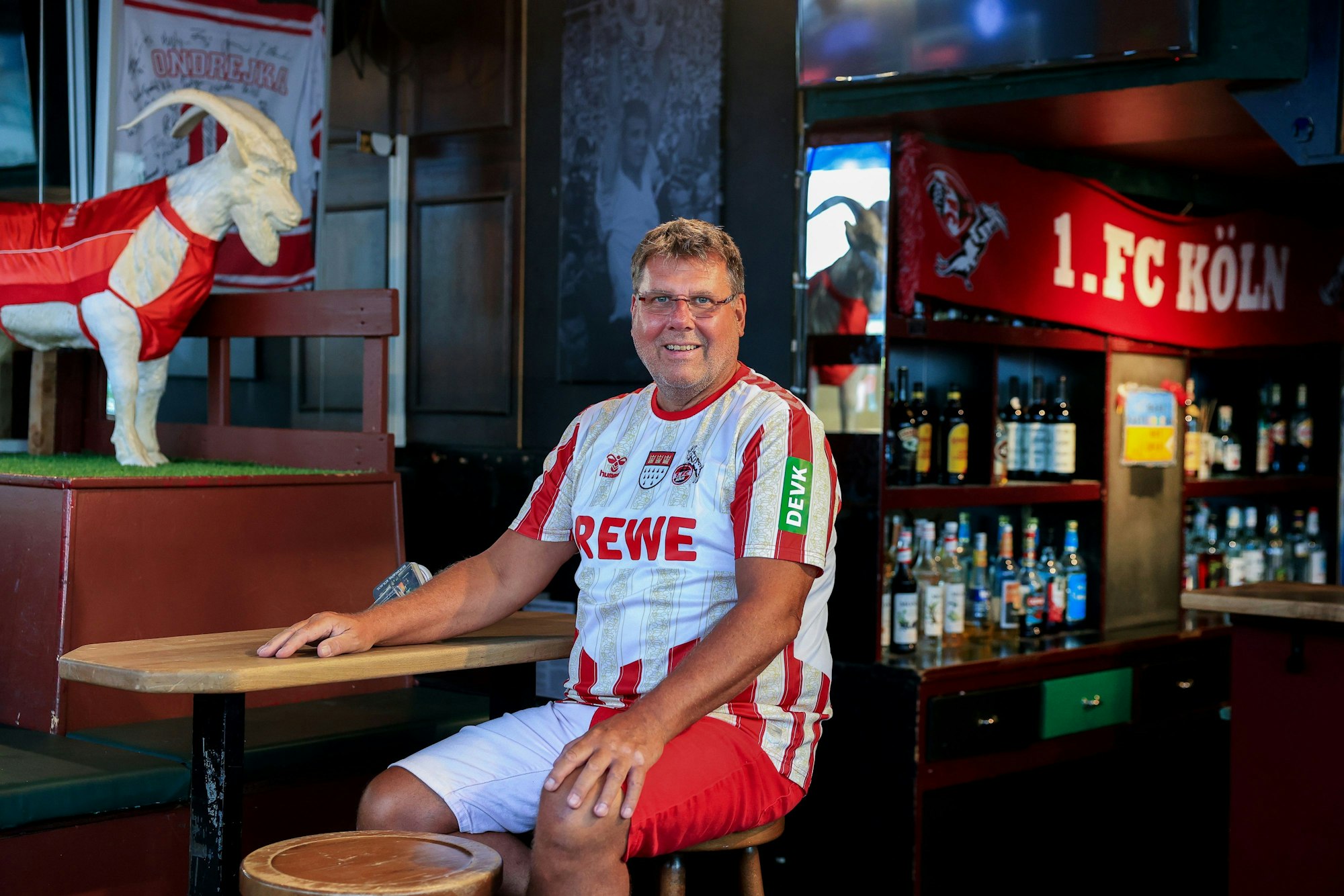 01.08.2024, Köln: Lutz Nagrotzki ist der Wirt der Kneipe Piranha.
Foto: Michael Bause