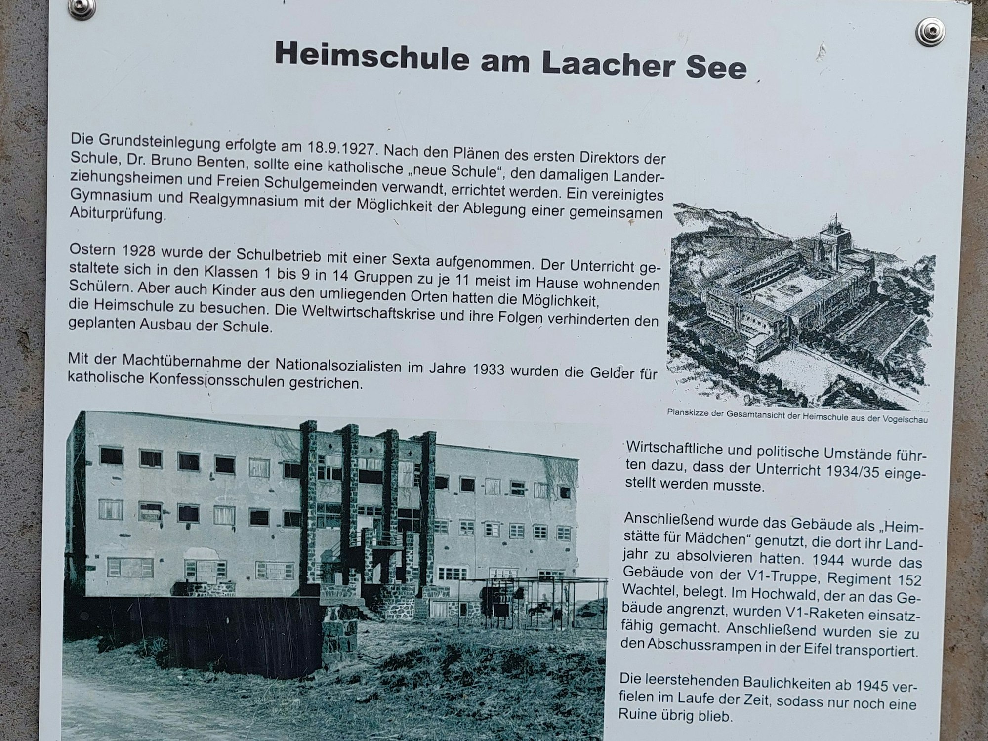 Hinweisschilder vor Ort berichten von der Vergangenheit der ehemaligen Heimschule am Laacher See.