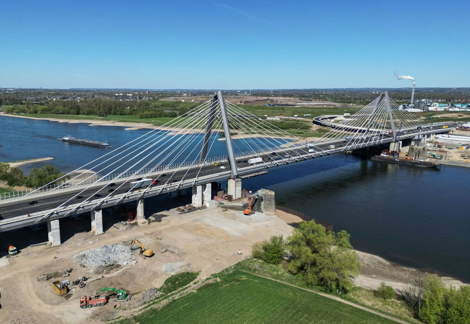 Die erste neue Rheinbrücke bei Leverkusen kann bereits befahren werden. Die Bauarbeiten gehen für die zweite neue Brücke weiter, die direkt daneben entsteht. (Archivbild)