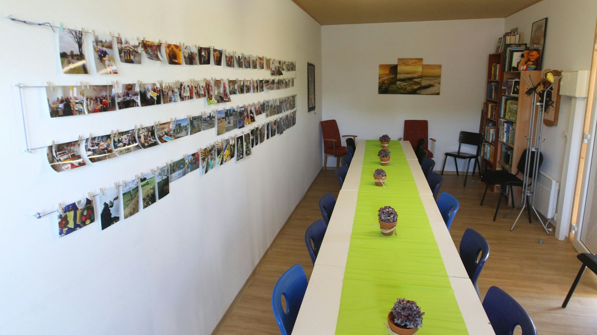 Der Versammlungsraum der Dorfgemeinschaft liegt gleich neben dem Heim der Geflüchteten.