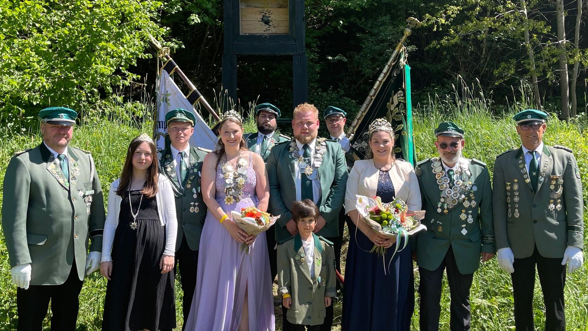 Ein Gruppenfoto mit den neuen Majestäten.