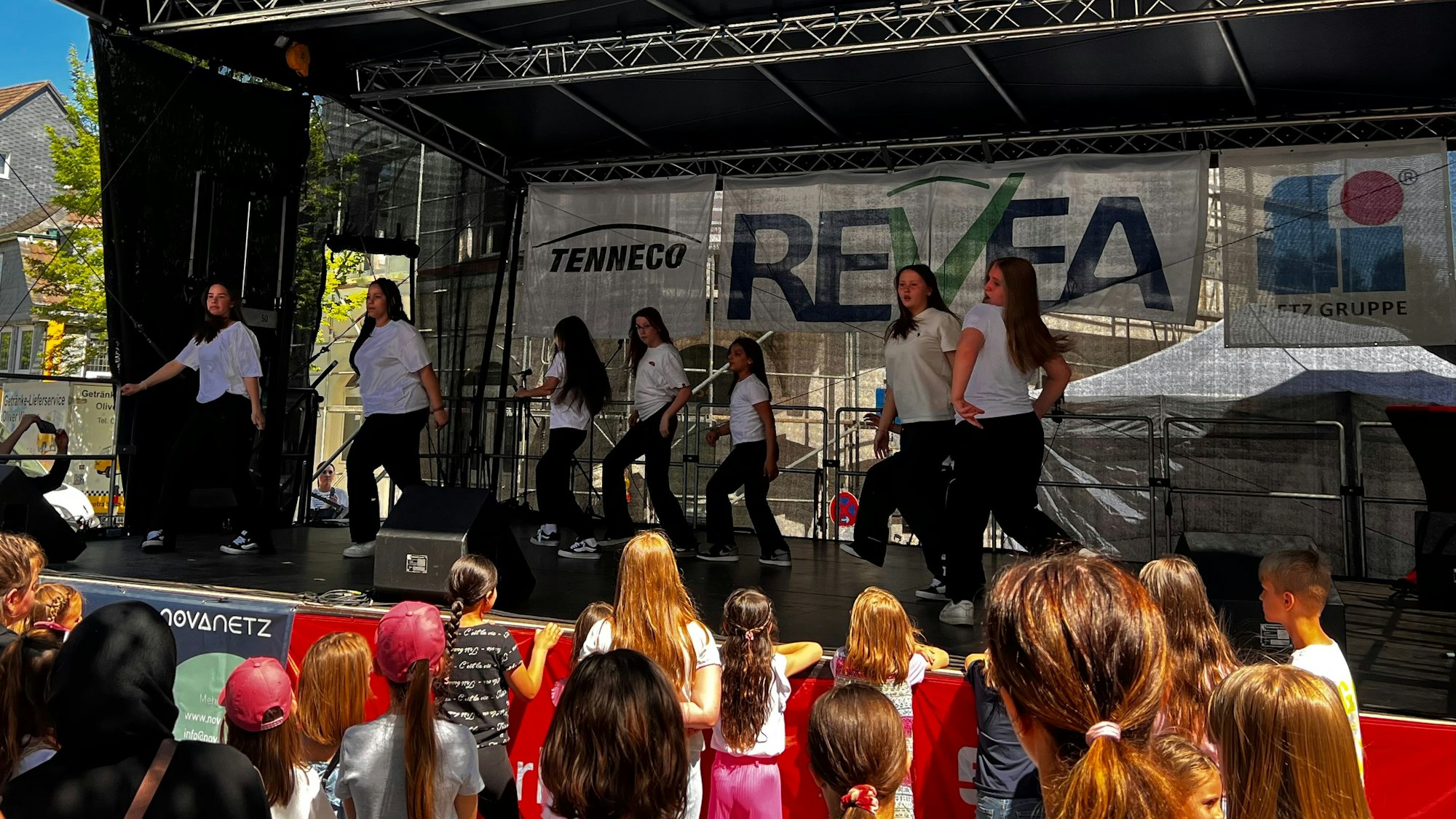 Jugendliche tanzen auf einer Bühne