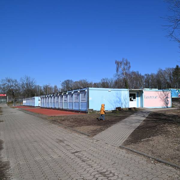 Mehrere Containerbauten stehen nebeneinander.