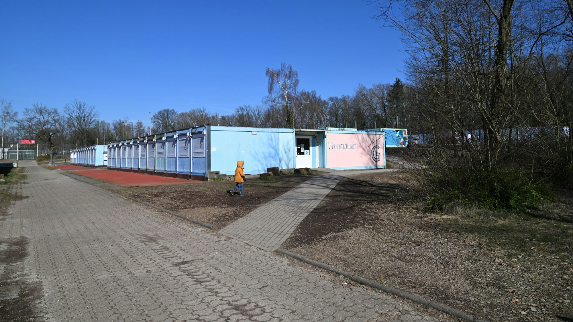 Mehrere Containerbauten stehen nebeneinander.