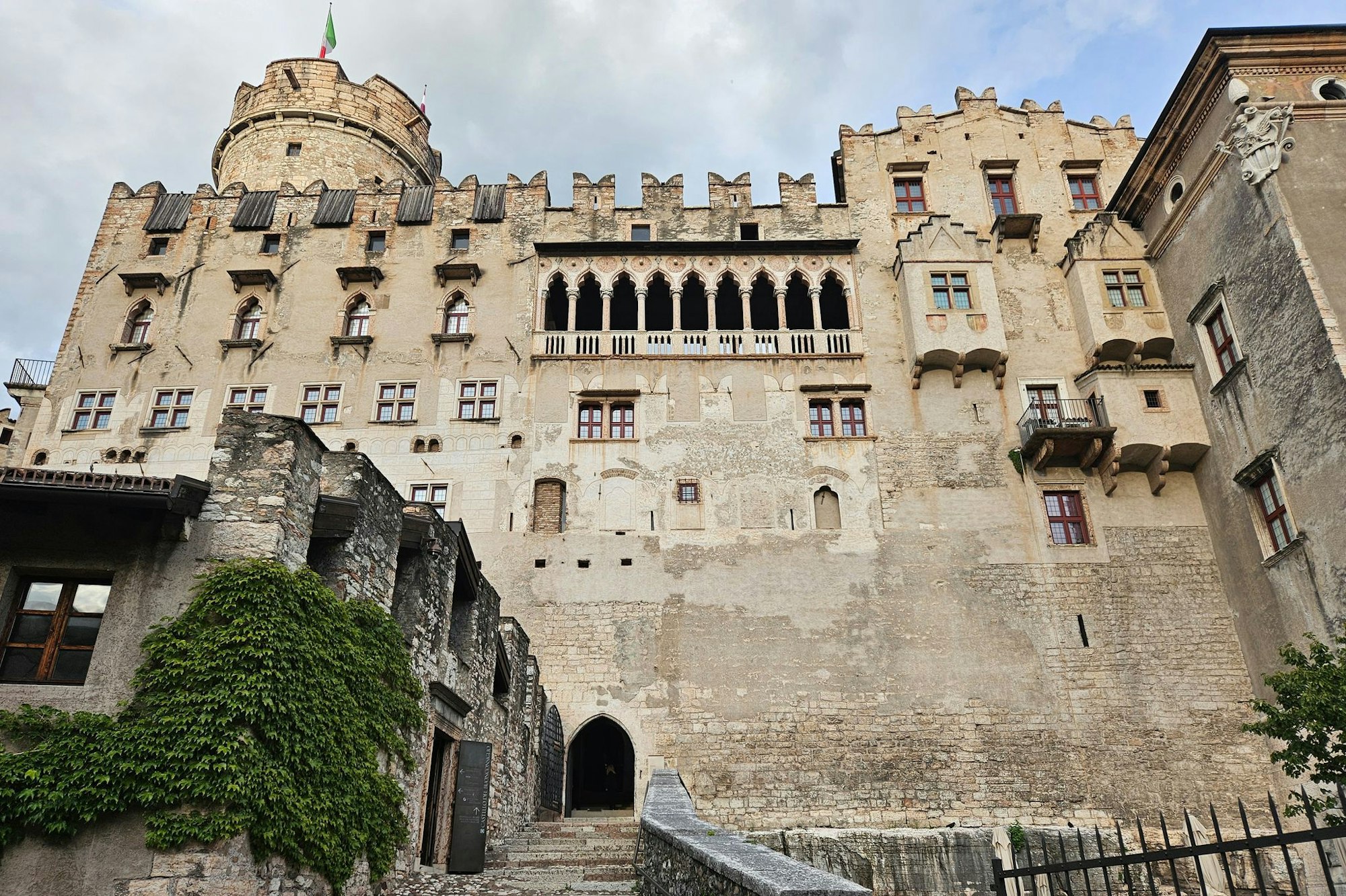 Das Castello del Buonconsiglio ist wohl das bedeutendste profane Bauwerk des Trentino und steht auf einem Felsvorsprung im Nordosten der Altstadt von Trient.