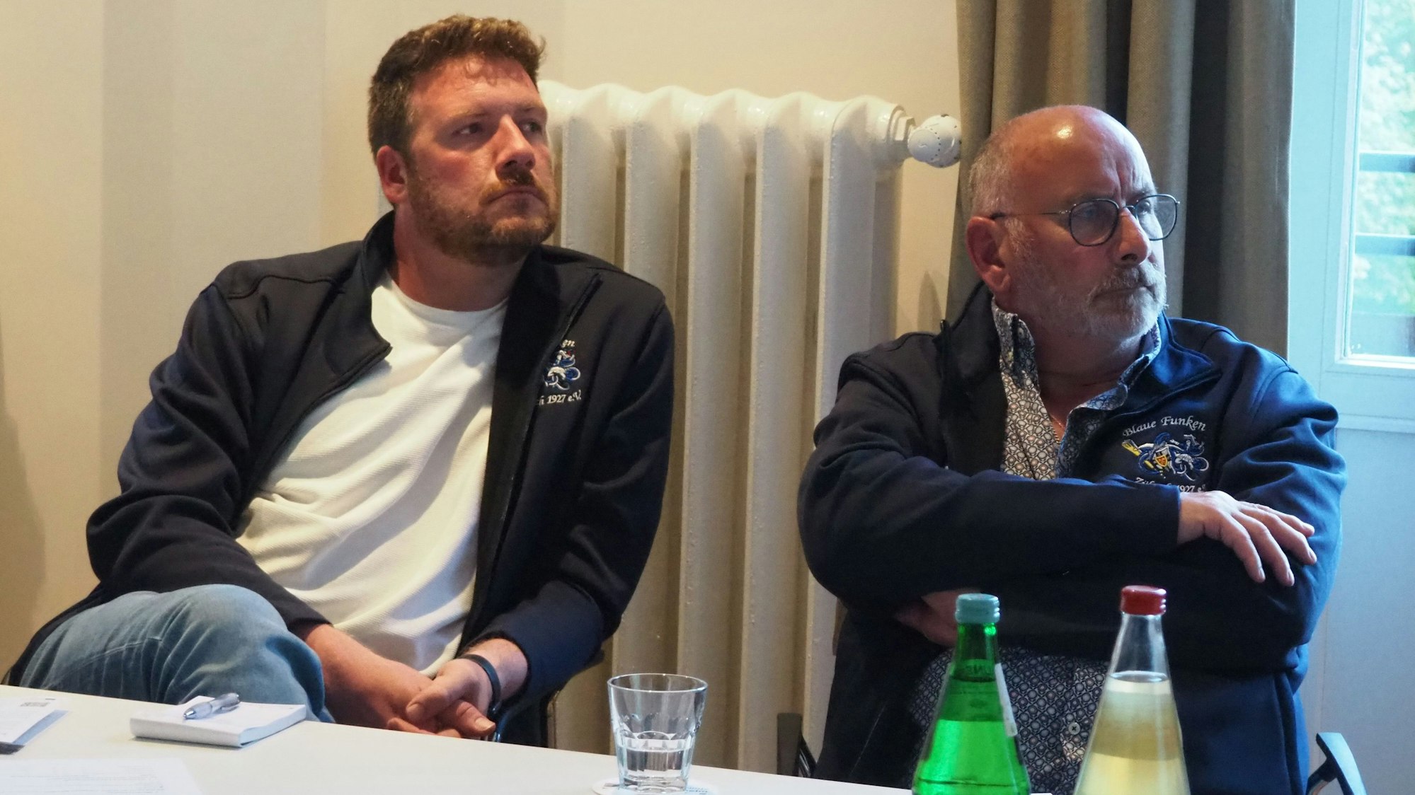 Die beiden Vereinsvertreter lauschen dem Vortrag.
