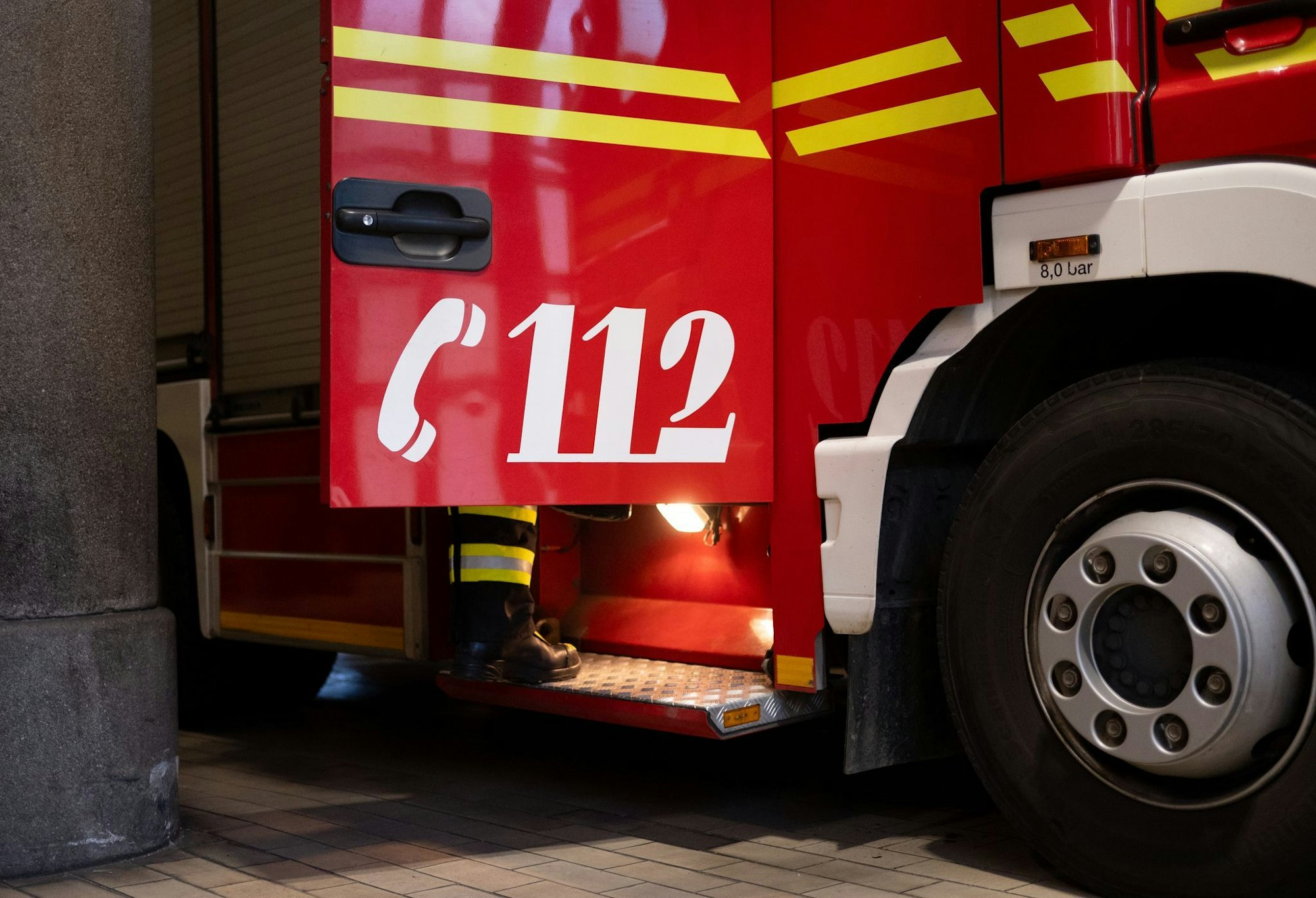 Die Feuerwehr konnte ein Übergreifen der Flammen auf andere Wohnungen verhindern. (Symbolbild)