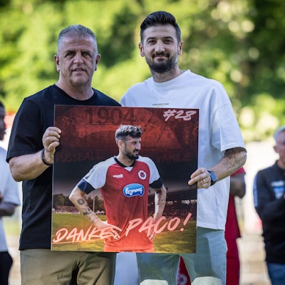 Franz Wunderlich (l.) verabschiedet Viktoria-Urgestein Patrick Koronkiewicz